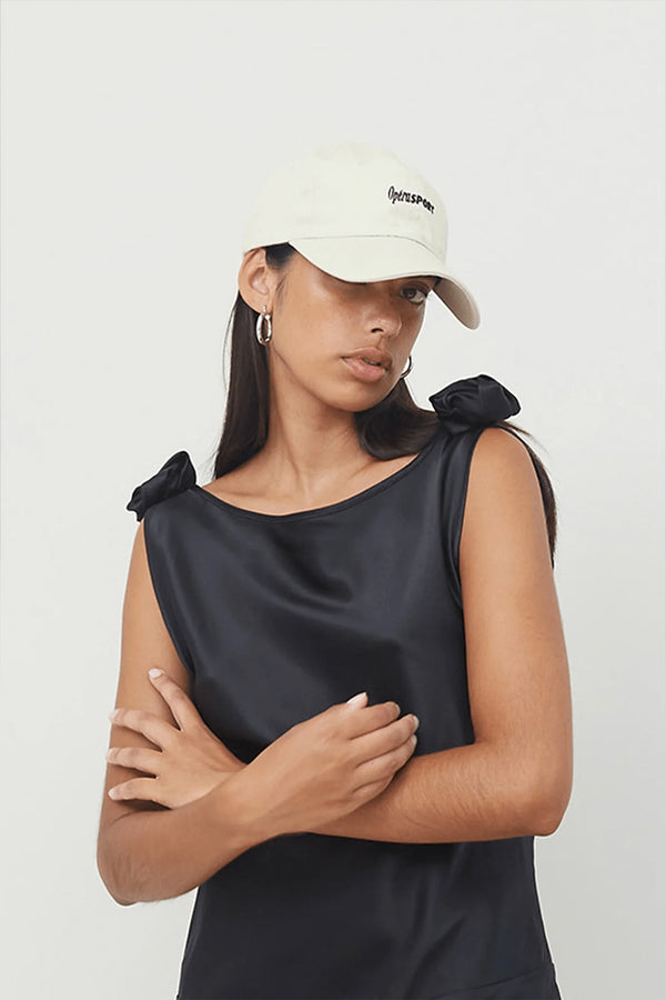 Model wearing the Renè Unisex Organic Cotton Cap in Off White colour from the brand OpéraSport