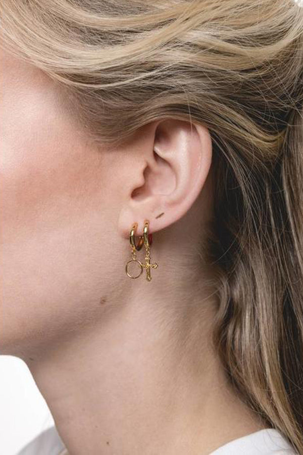 Model wearing the Circle earrings in gold colour from the brand ALL THE LUCK IN THE WORLD.