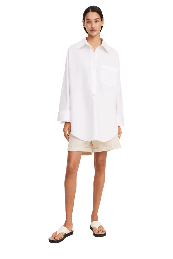 Model wearing the Maye Oversize Organic-Cotton Shirt in white colour from the brand BY MALENE BIRGER