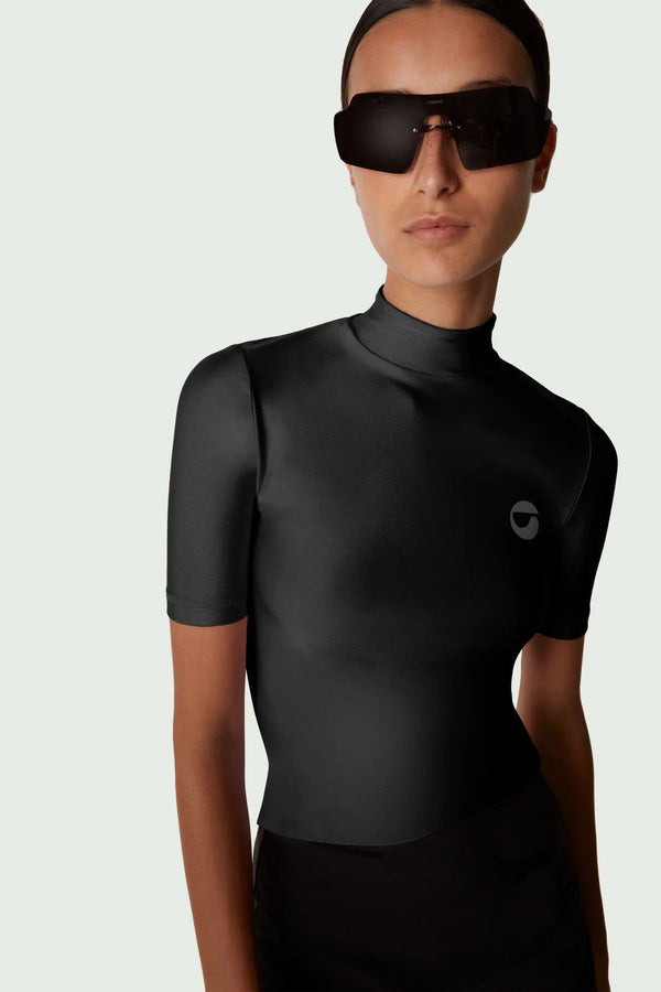 Model wearing the clip-on shield sunglasses in black color from the brand COPERNI