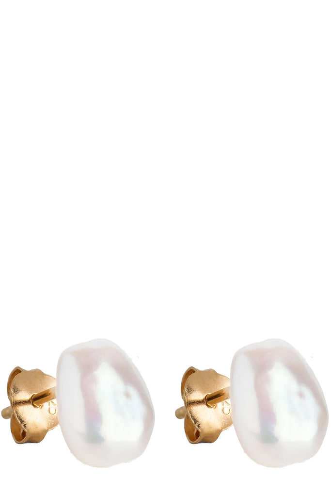 The baroque pearl stud earrings in gold and pearl colour from the brand ENAMEL COPENHAGEN