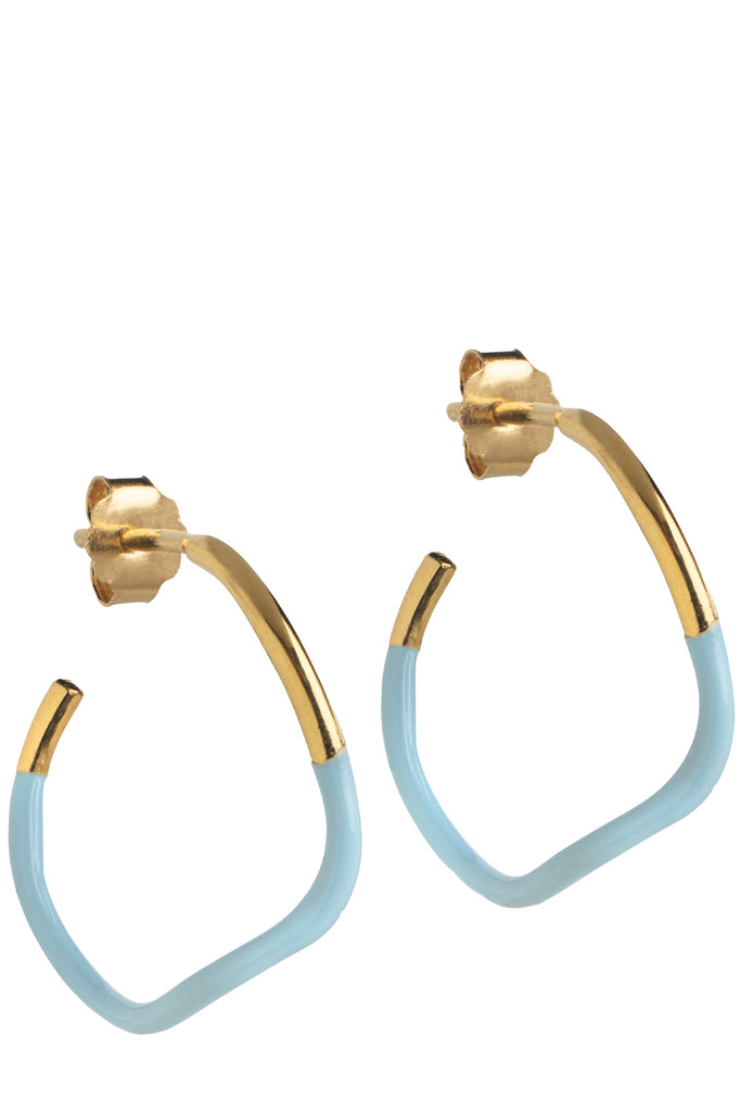 The sway hoop earrings in gold and icy blue colour from the brand ENAMEL COPENHAGEN