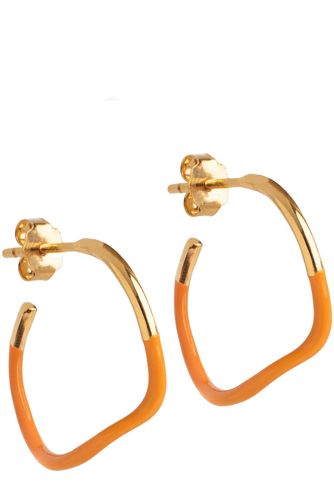 The Sway hoop earrings in gold and orange colours from the brand ENAMEL COPENHAGEN