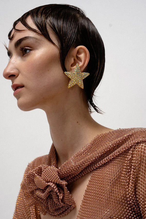 Model wearing The Honey Ryder earrings in gold colour from the brand JULIETTA