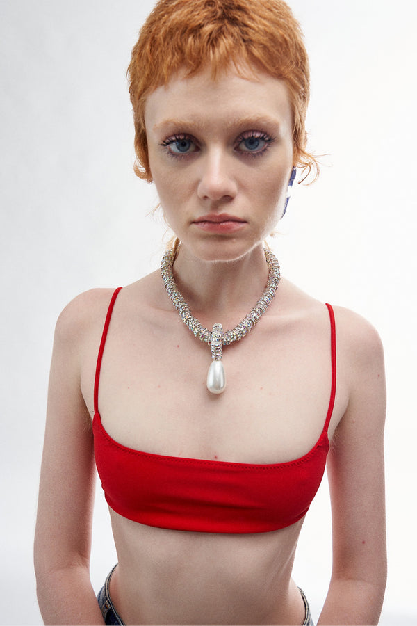 Model wearing the Pearl Drop necklace in silver and pearl colours from the brand JULIETTA