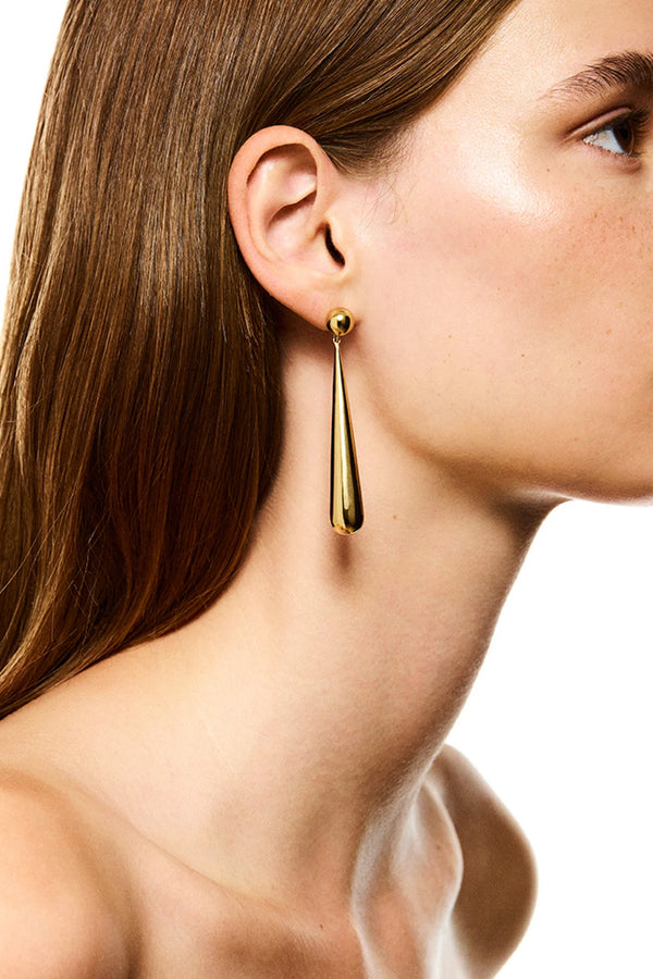 Model wearing the Louise stud earrings from the brand LIÉ STUDIO