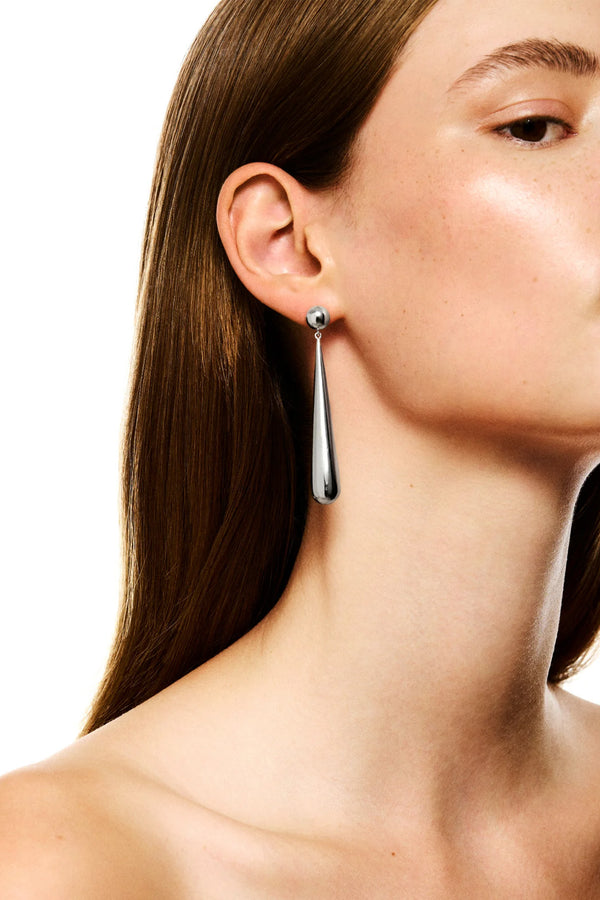 Model wearing the Louise stud earrings in silver colour from the brand LIÉ STUDIO