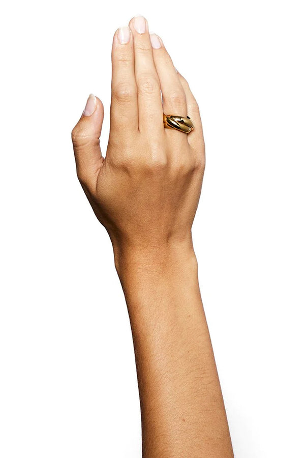 Model wearing the Sofie ring in gold colour from the brand LIÉ STUDIO