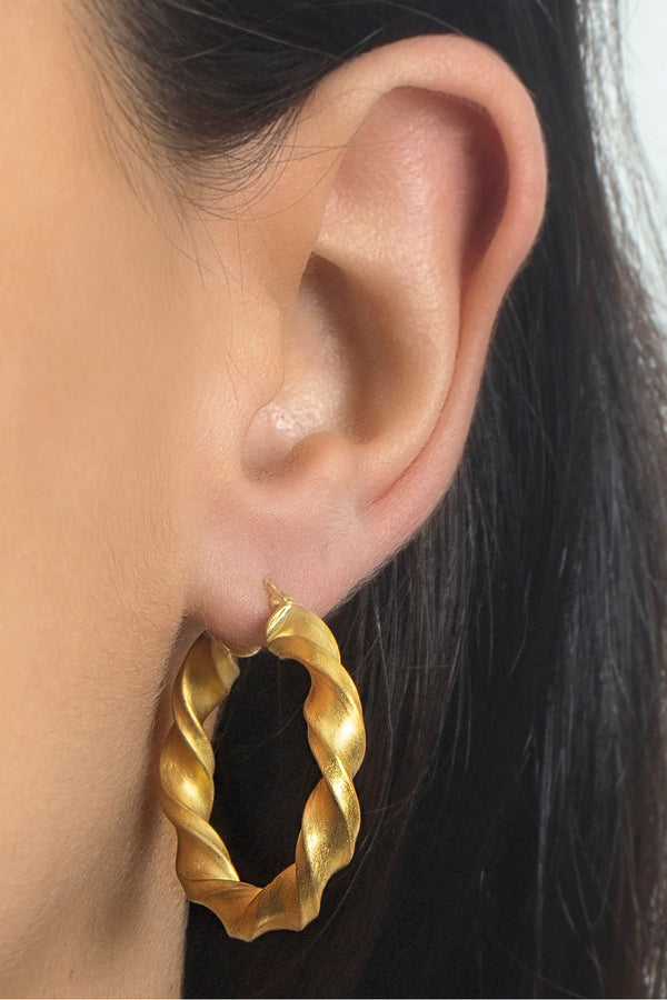 Model wearing the Vintage earrings in gold colour from the brand MESH