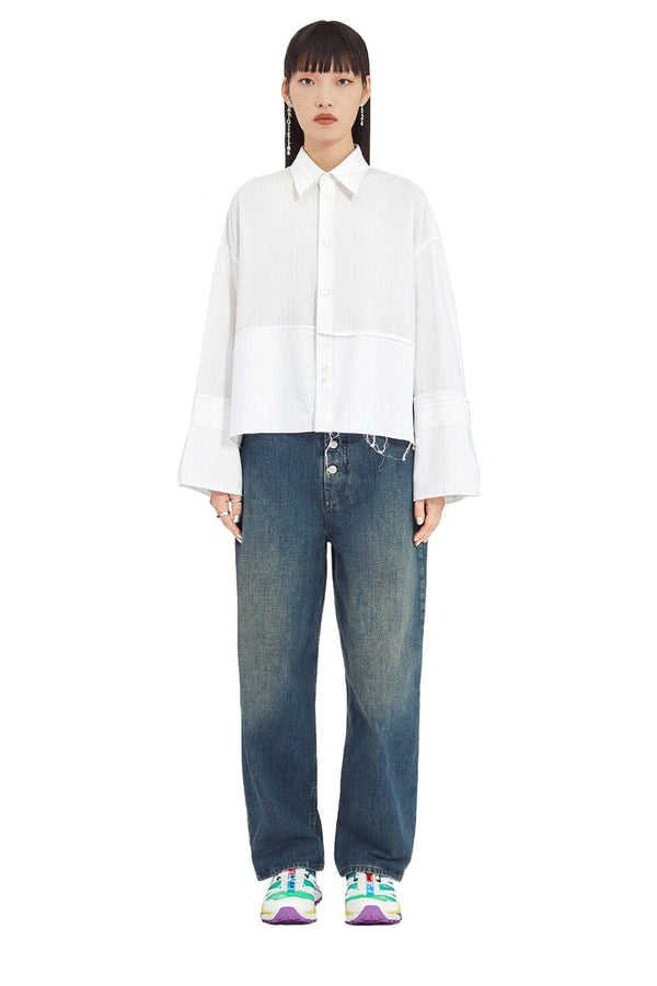 Model wearing the wide-cuff long-sleeve shirt in white colour from the brand MM6 MAISON MARGIELA