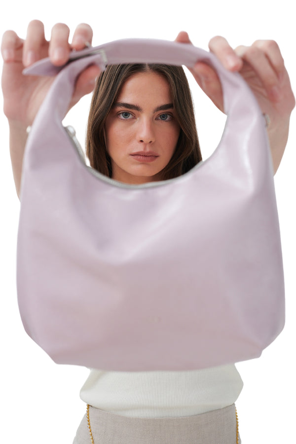 Model wearing the Bubble bag in lilac color from the brand NINI
