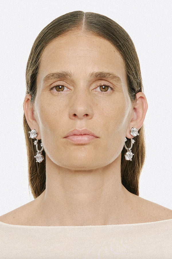 Model wearing the Diamanti drop earrings in silver colour from the brand PANCONESI