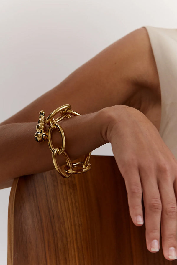 Model wearing the Athenea bracelet in gold colour from the brand PAOLA SIGHINOLFI