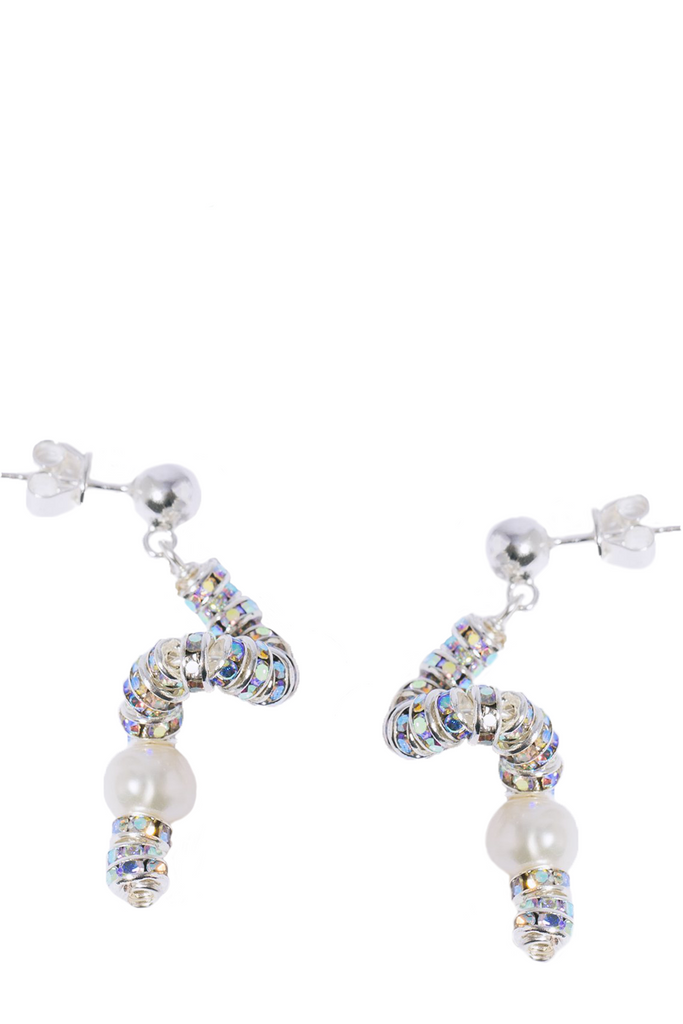The Tiny Snakes earrings in silver and pearl colours from the brand PEARL OCTOPUSS.Y