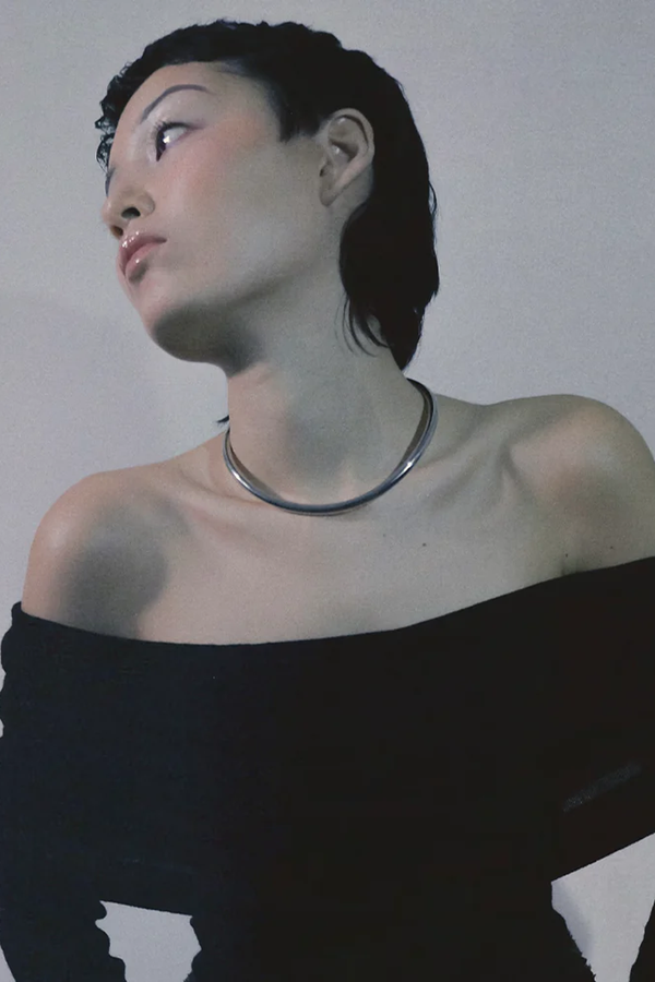 Model wearing the Balance necklace in silver colour from the brand THE GOOD STATEMENT