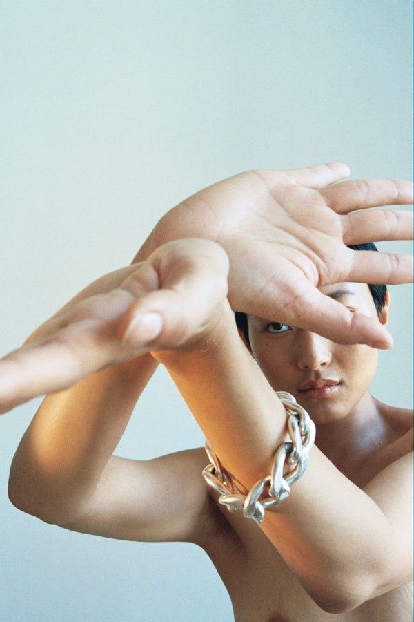 Model wearing the bold grand bracelet in silver color from the brand SASKIA DIEZ